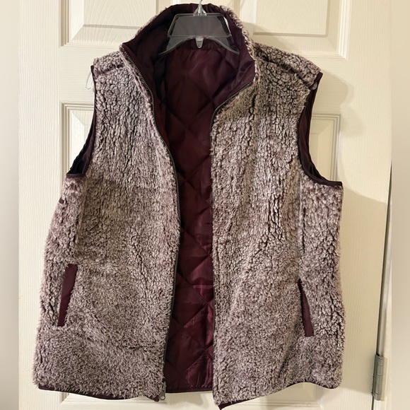 Jackets & Blazers - Women's Reversible Sherpa Vest - Maroon/Cream